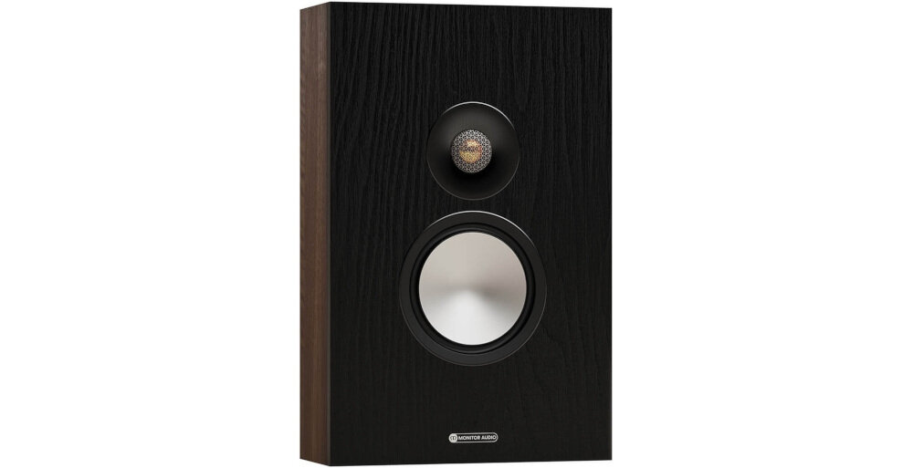 Kolumna głośnikowa MONITOR AUDIO Bronze On-Wall 7G przetwornik nisko-średniotonowy mocny kontrolowany bas, kolumna po skosie na białym tle