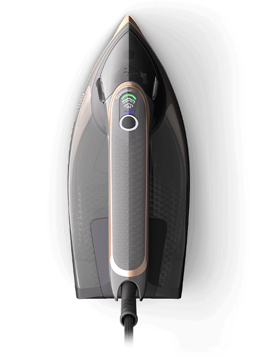 Zdjęcie przedstawia żelazko widziane z góry, z ciemną obudową i jasnym panelem sterowania. Na panelu widoczny jest okrągły przycisk oraz ikony z tekstem \'Optimal\' i symbolem Wi-Fi.