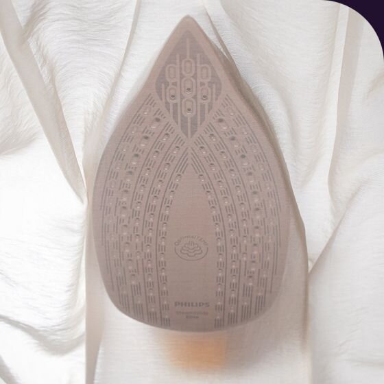 Zdjęcie przedstawia stopę żelazka z widocznymi otworami parowymi i wzorem. Na stopie znajduje się logo \'PHILIPS\' oraz napis \'OptimalTEMP\'.