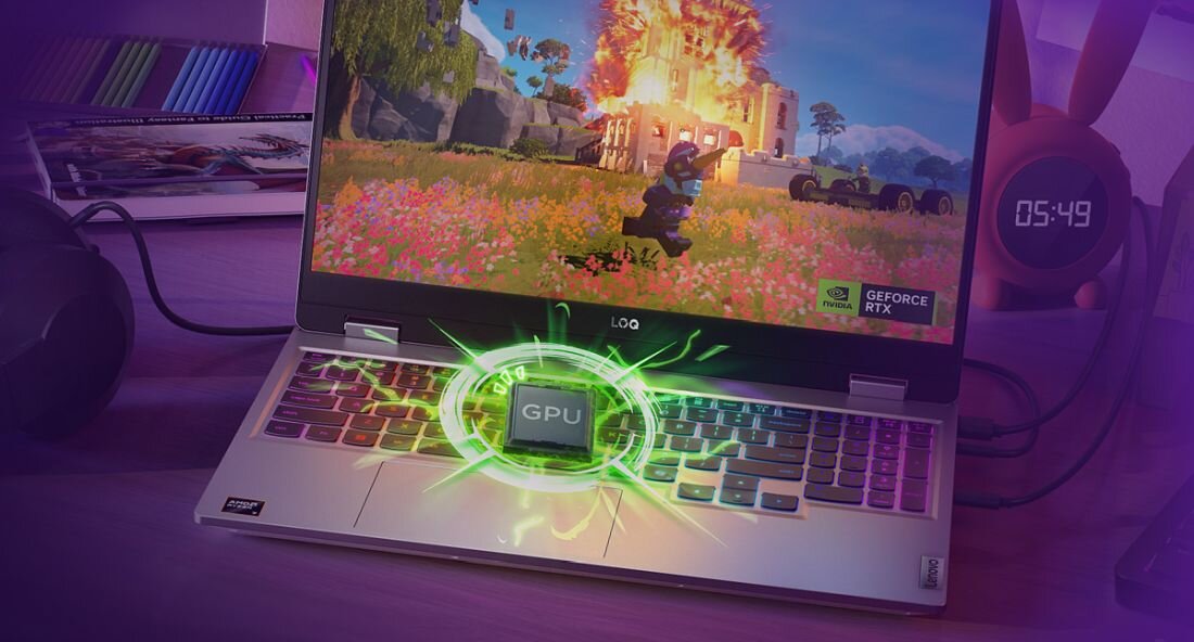 Laptop Lenovo LOQ 15AHP10 z kartą graficzną NVIDIA GeForce RTX, ekran z dynamiczną sceną gry akcji, podświetlana klawiatura RGB, widoczne logo GeForce RTX. - NVIDIA GeForce RTX, Blackwell, NVIDIA Studio 