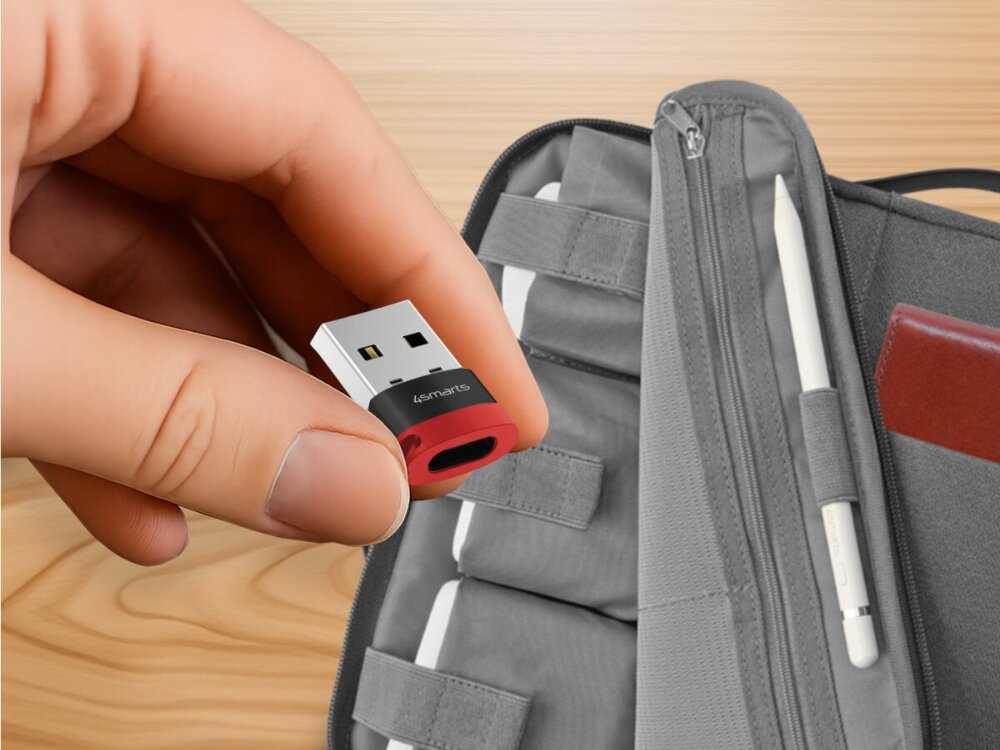 Adapter USB/USB-C- USB-C 4SMARTS Data Blocker 240 W szybkie ładowanie zasilanie smartfonów tabletów laptopów Wersja USB-C do USB-A oferuje do 15 W - adapter na tle torby na laptop