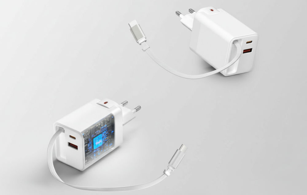 Ładowarka sieciowa 4SMARTS Flex Jojo 65W GaN Biały dwa porty USB-C (65 W każdy) port USB-A 18 W laptopa, smartfona i słuchawek jednocześnie Automatyczne wykrywanie zapotrzebowania urządzeń AC 100–240 V użytku międzynarodowego EU i US - dwie sztuki ładowarki na białym podłożu