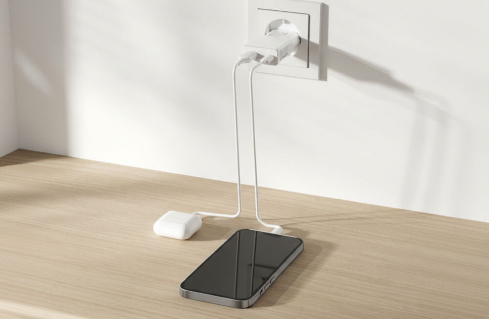 4SMARTS PDPlug Slim Duos 20 W GaN + Kabel USB-C - USB-C Biały - łądowarka w prądznie podłączona do smartfona i słuchawek