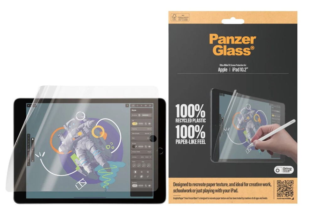 Obraz przedstawia iPad z nałożoną folią ochronną, na ekranie widoczna jest grafika astronauty. Obok znajduje się opakowanie produktu PanzerGlass z napisem \'100% RECYCLED PLASTIC 100% PAPER-LIKE FEEL\'.