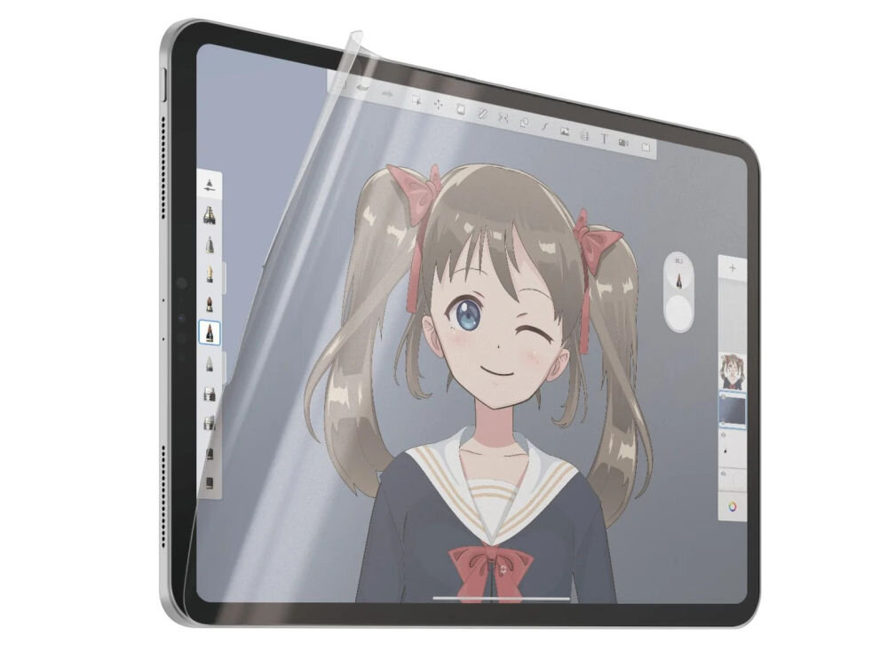 Tablet z nałożoną folią ochronną, na ekranie widoczny rysunek postaci w stylu anime. Postać ma ciemne włosy z dwoma kucykami i nosi mundurek szkolny z kokardą.