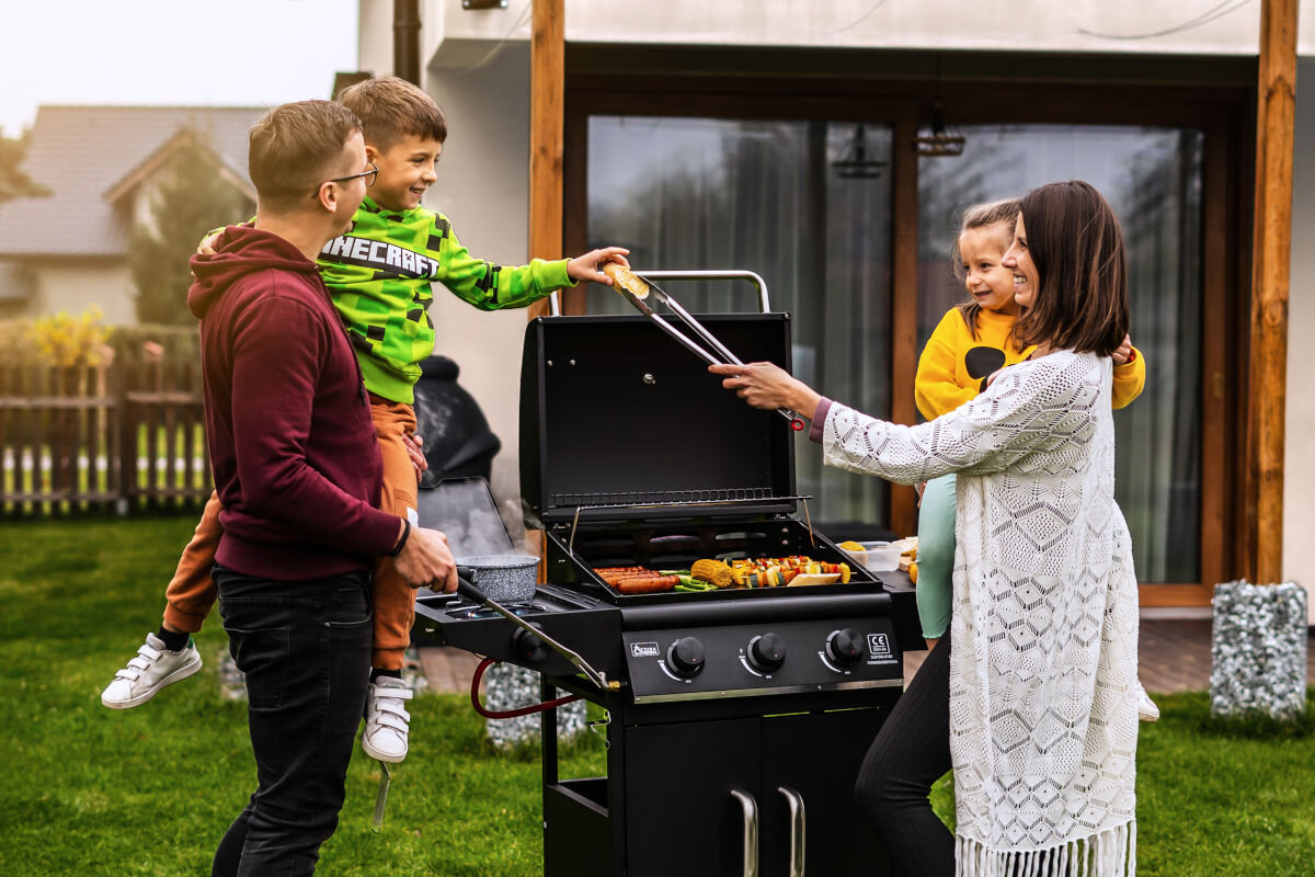 Grill ogrodowy gazowy ACTIVA San Diego 19689GD, Grill, ogród, uczta, spotkania, Rodzina wspólnie grilluje w ogrodzie