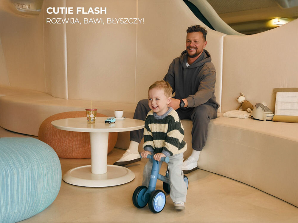 ROWEREK BIEGOWY KINDERKRAFT CUTIE FLASH BLUE ojciec z synem małuch jedzie na niebieskim rowerku gumowe uchwyty pierwsza jazda