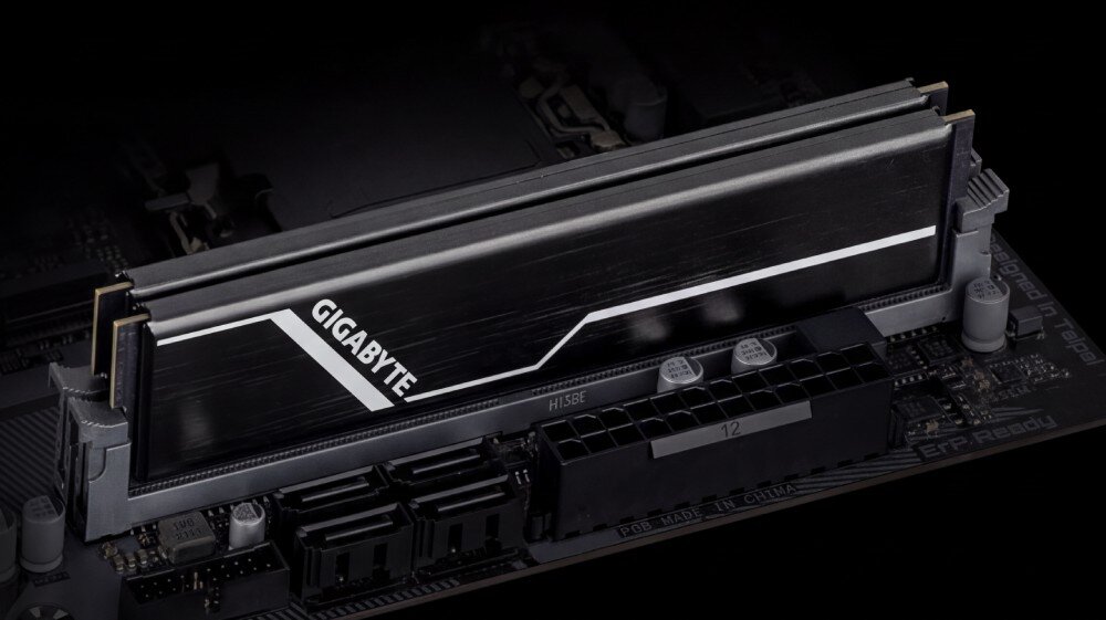 Płyta główna GIGABYTE B760 DS3H WiFi6E Gen5 Zbliżenie na dwa moduły pamięci RAM zamontowane w czarnych slotach płyty głównej