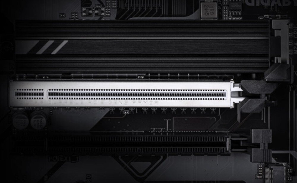 Płyta główna GIGABYTE B760 DS3H WiFi6E Gen5 Widok z góry na wzmocniony metalową osłoną slot PCI Express na płycie głównej