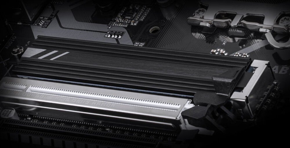 Płyta główna GIGABYTE B760 DS3H WiFi6E Gen5 Zbliżenie na czarny radiator dysku M.2 umieszczony tuż nad wzmocnionym slotem PCI Express