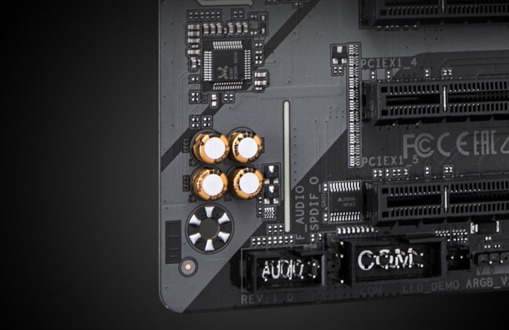 Płyta główna GIGABYTE B760 DS3H WiFi6E Gen5 Fragment narożnika płyty głównej z czterema podłużnymi kondensatorami audio oraz złączami szpileczkowymi