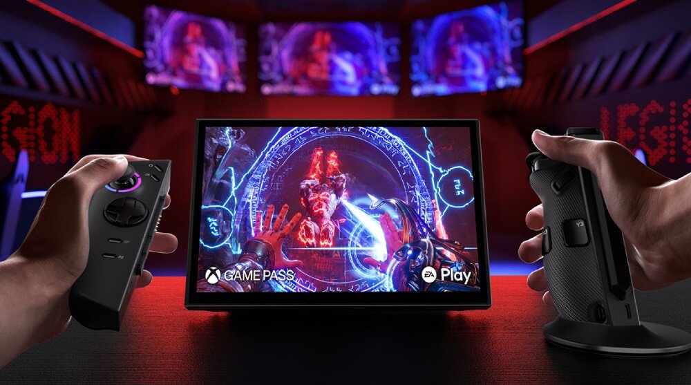 Konsola LENOVO Legion Go 2 Dwie dłonie trzymające oddzielne kontrolery. Centralnie umieszczony ekran wyświetla grę. W tle widać zarysy pokoju gamingowego, kontrolery, funkcje, tryby