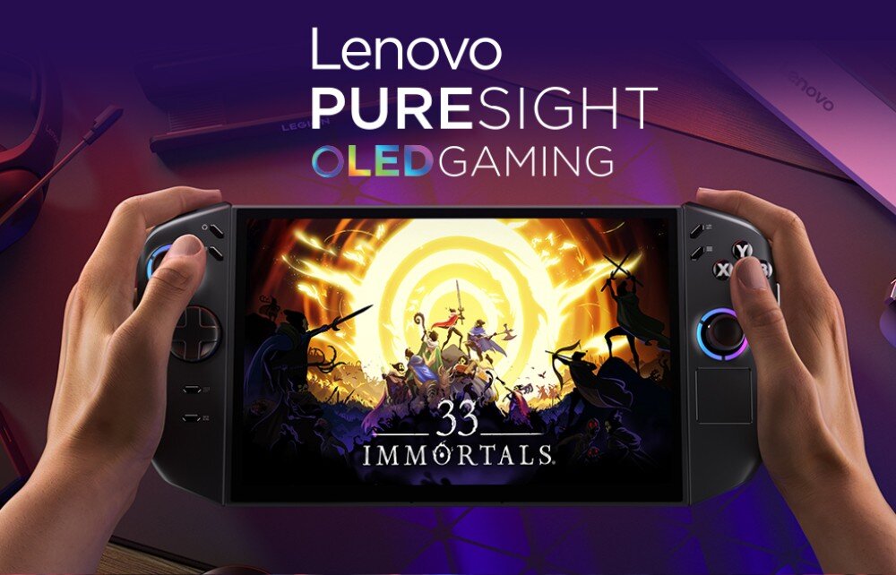 Konsola LENOVO Legion Go 2 Dwie dłonie trzymające urządzenie. Ekran wyświetla grafikę z napisem '33 IMMORTALS'. W górnej części widoczny jest napis 'PURE SIGHT OLED GAMING'. wyświetlacz, przekątna, odświeżanie, kolory