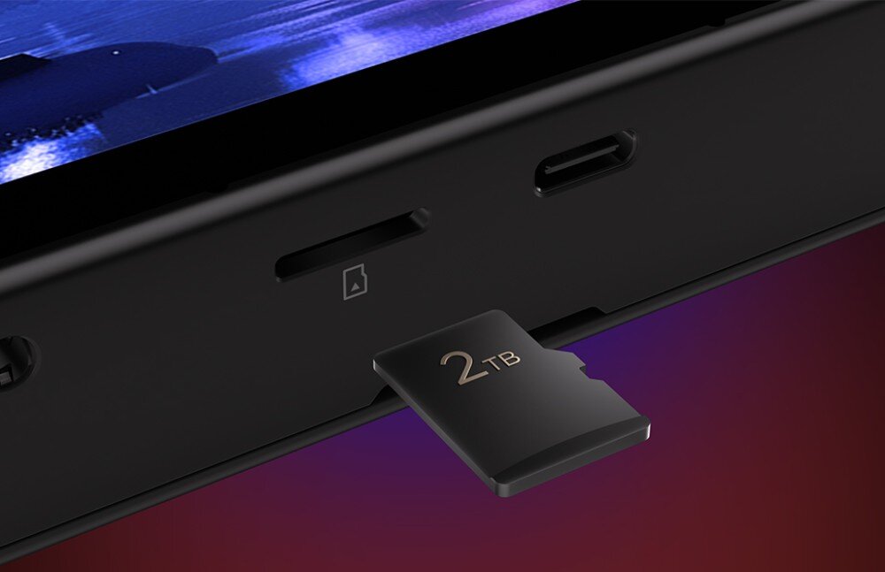 Konsola LENOVO Legion Go 2 Zbliżenie na krawędź urządzenia z widocznym gniazdem USB-C oraz czytnikiem kart microSD. W gniazdo włożona jest karta z napisem '2 TB', pamięć RAM, dysk, gniazdo na kartę pamięci