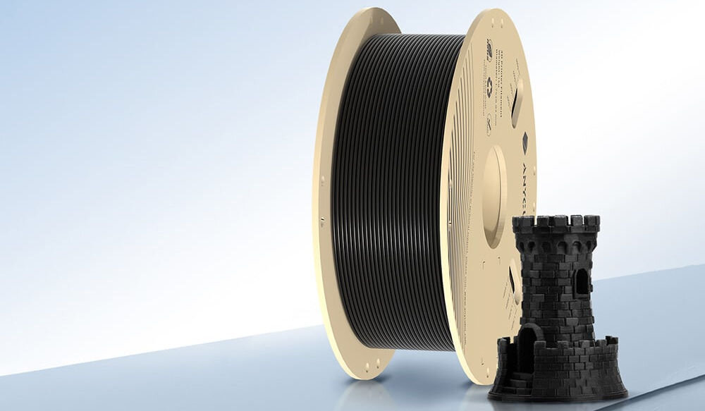 Drukarka 3D ANYCUBIC Kobra S1 Combo Wi-Fi, LAN + Hotend + Filament PLA Czarny prezentacja filamentu i wydrukowanej czarnej wieży z imitacją cegły na jasnym tle przydatne akcesoria hotend 1 kg czarnego filamentu PLA redukcja ryzyka zatorów ogranicza odkształcenia wydruków