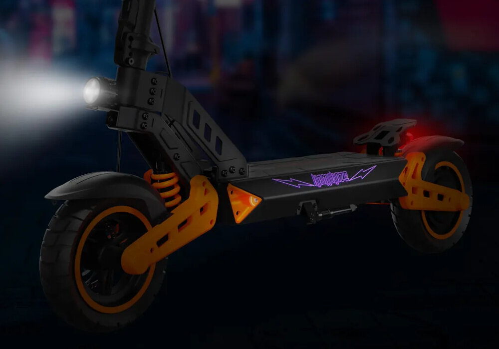 Hulajnoga elektryczna KAMIKAZE K1 Lite Lite 60km 800W Amortyzacja 10 cali Podświetlany podest Czarny droga ulica ciemność zbliżenie na podest przednia lampa się świeci przednie i tylne światło LED praktyczne kierunkowskazy wbudowane w podest jasna lampa z przodu efektowne podświetlenie platformy bezpieczeństwo łatwe i czytelne sygnalizowanie zmiany kierunku