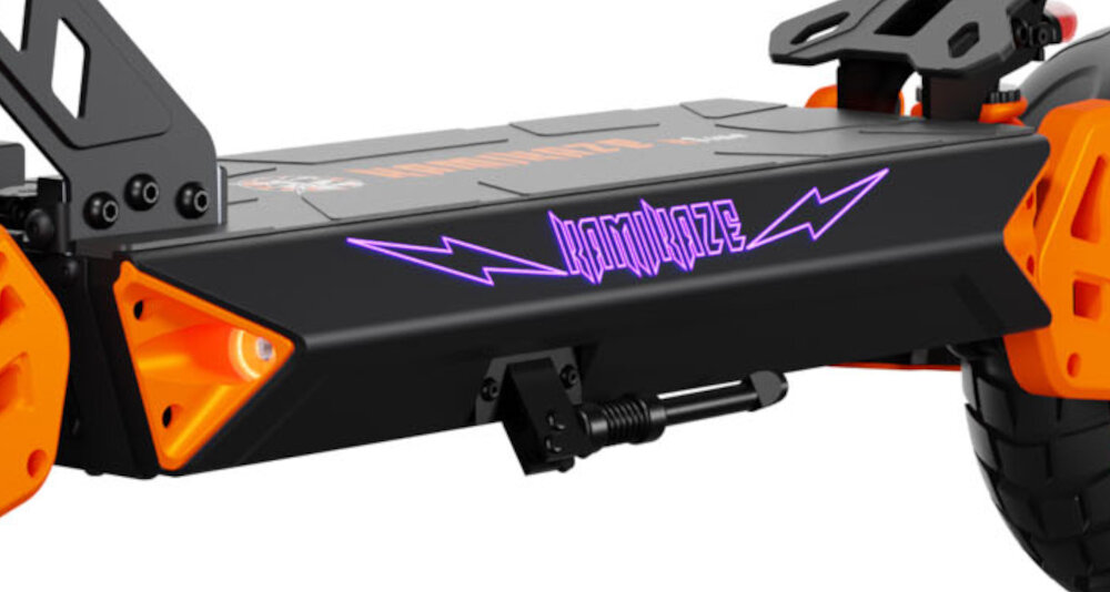 Hulajnoga elektryczna KAMIKAZE K1 Lite Lite 60km 800W Amortyzacja 10 cali Podświetlany podest Czarny zbliżenie na stopkę składana stopka wytrzymała nóżka w centralnym punkcie ciężkości