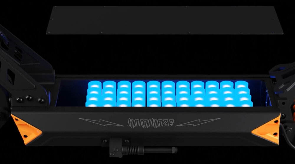 Hulajnoga elektryczna KAMIKAZE K1 Lite Lite 60km 800W Amortyzacja 10 cali Podświetlany podest Czarny ciemne tło akumulator podświetlony na niebiesko bateria o pojemności 13,5 Ah zasięg do 60 km bateria litowo-jonowa o napięciu 48 V czas ładowania około 8 godzin