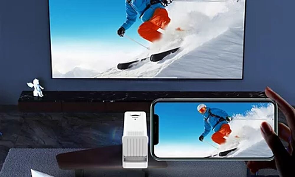 Projektor PHILIPS NeoPix NPX140 INT bezprzewodowe dublowanie ekranu Wi-Fi 2,4 i 5 GHz, projektor stojący na stoliku wyświetlający obraz na ekranie projekcyjnym