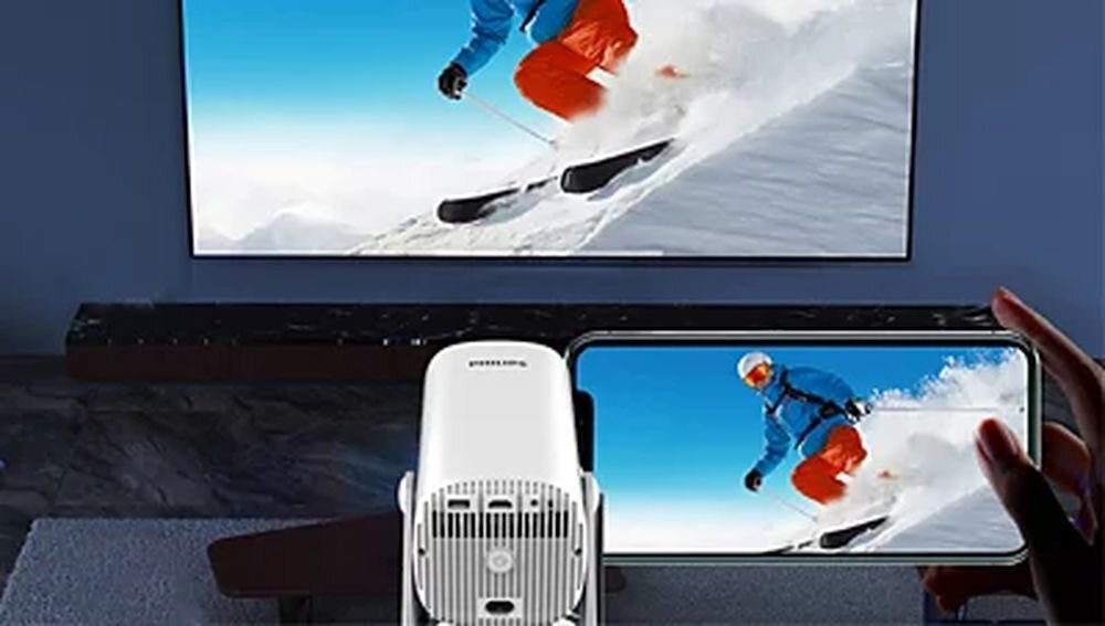 PHILIPS NeoPix 250 projektor Wi-Fi screen mirroring iOS Android Mac PC, projektor wyświetlający obraz na ekranie projekcyjnym, smartfon trzymany w ręku