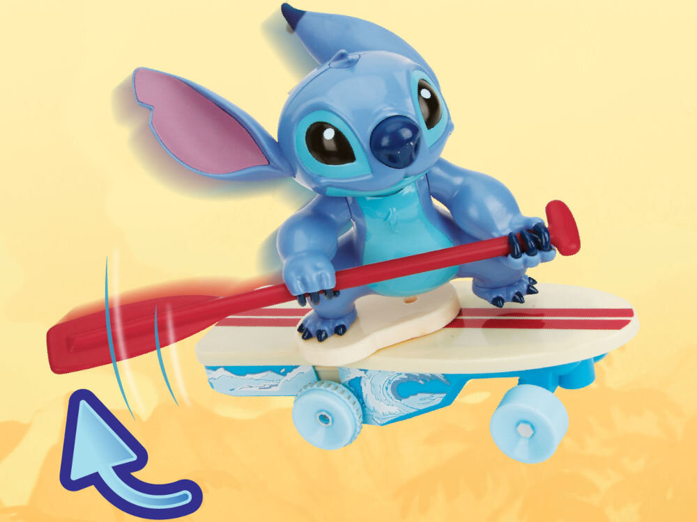 Zdalnie sterowany Stitch Disney Jada Toys funkcja samopowrotu stabilna jazda RC 2,4 GHz - Zbliżenie na figurkę Stitcha z filmu Disneya, ubranego na niebiesko, jadącego na desce surfingowej z kółkami (wyglądającej jak deskorolka), trzymającego w łapach czerwone wiosło. Poniżej deski znajduje się niebieska strzałka ze smugami symbolizująca ruch