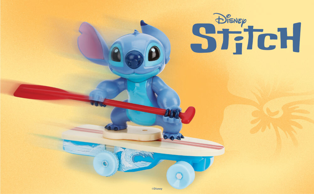 Figurka Stitch Disney Jada Toys licencjonowana deska surfingowa dla dzieci 3 lata prezent kolekcjonerski Figurka Stitcha na deskorolce udającej deskę surfingową, trzymającego czerwone wiosło. Figurka jest uchwycona w ruchu, na żółto-pomarańczowym tle z zarysem kwiatu. Obok widoczny jest napis Disney Stitch