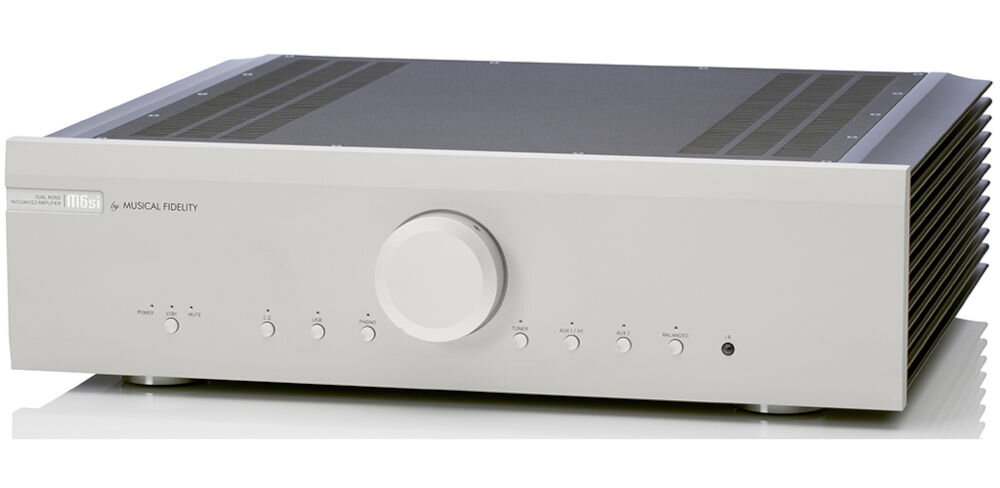 Wzmacniacz MUSICAL FIDELITY M6SI moc 220W na kanał wysoki prąd dynamiczne brzmienie głośniki, wzmacniacz po skosie na białym tle