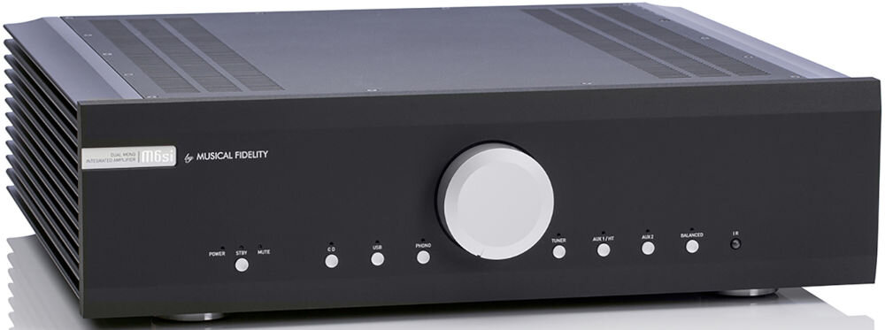 Wzmacniacz MUSICAL FIDELITY M6SI wejścia phono liniowe XLR USB 24bit 96kHz wszechstronne źródła, wzmacniacz po skosie na białym tle