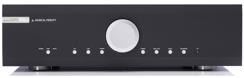 Wzmacniacz MUSICAL FIDELITY M6SI kompaktowe wymiary 440x125x400 mm waga 16,6 kg stabilna konstrukcja zasilanie 115/230V, wzmacniacz od frontu na białym tle