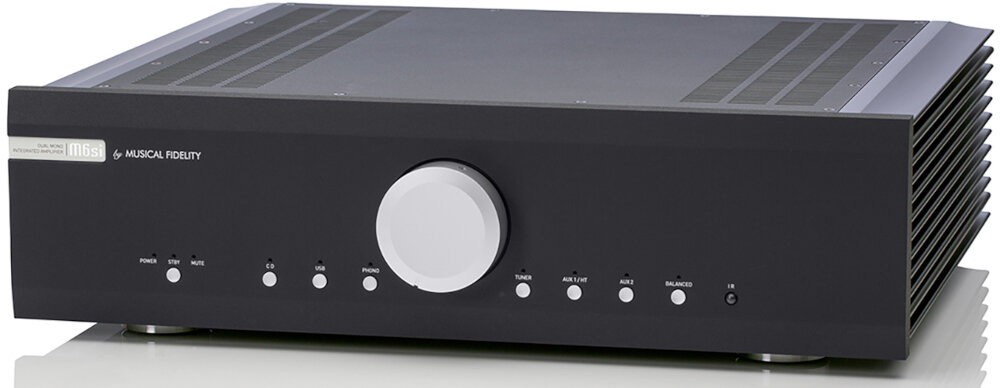 Wzmacniacz MUSICAL FIDELITY M6SI wyjście pre-out analogowe wyjście audio wyzwalacz 12V integracja rozbudowa systemu, wzmacniacz po skosie na białym tle