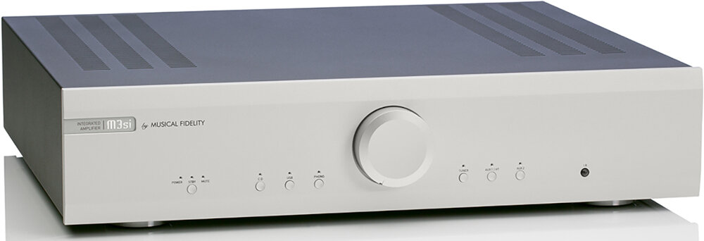 Wzmacniacz MUSICAL FIDELITY M3SI wysoka jakość dźwięku szeroka gama wejść kompaktowe wymiary 85 W na kanał, wzmacniacz po skosie na białym tle