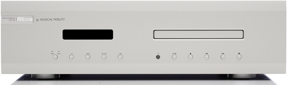 Odtwarzacz CD MUSICAL FIDELITY M6SCD niski jitter THD 0.003 czysty sygnał audio, odtwarzacz od frontu na białym tle