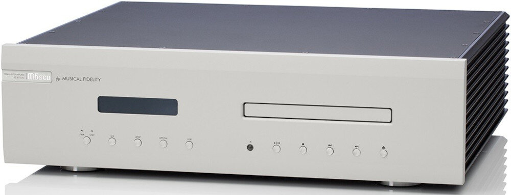 Odtwarzacz CD MUSICAL FIDELITY M6SCD solidna obudowa szuflada CD wyświetlacz LCD, odtwarzacz po skosie na białym tle