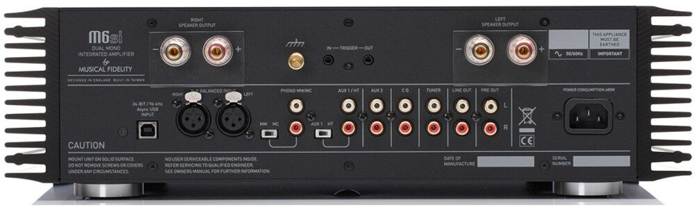 Wzmacniacz MUSICAL FIDELITY M6SI niskie zniekształcenia THD 0,007 stosunek sygnał/szum 107 dB czysty dźwięk, wzmacniacz od tyłu na białym tle