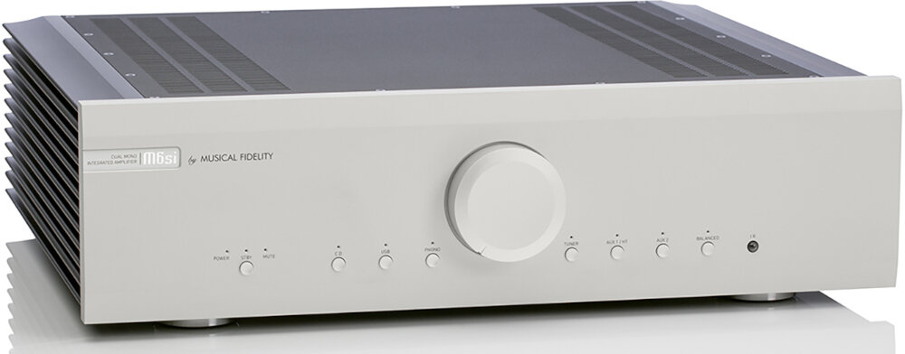 Wzmacniacz MUSICAL FIDELITY M6SI wejścia phono liniowe XLR USB 24bit 96kHz wszechstronne źródła, wzmacniacz po skosie na białym tle