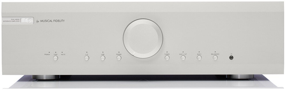 Wzmacniacz MUSICAL FIDELITY M6SI kompaktowe wymiary 440x125x400 mm waga 16,6 kg stabilna konstrukcja zasilanie 115/230V, wzmacniacz od frontu na białym tle