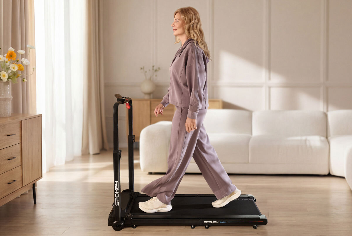 Bieżnia elektryczna SPOKEY Dash+ 932W 6 km/h, komfort, ruch, relaks, zdrowie, Kobieta w ćwiczeniach na bieżni Spokey w salonie