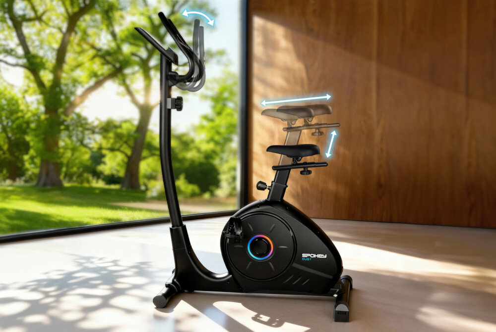 Rower magnetyczny SPOKEY Dust dom pokój rower stoi na podłodze strzałki pokazujące możliwość regulacji siodełka i kierownicy w tle drewniana ściana duże okno z widokiem na ogród regulowane siodełko w pionie (85–102 cm) i w poziomie (84–90 cm) zmienny kąt nachylenia kierownicy naturalna komfortowa pozycja optymalna pozycja treningowa