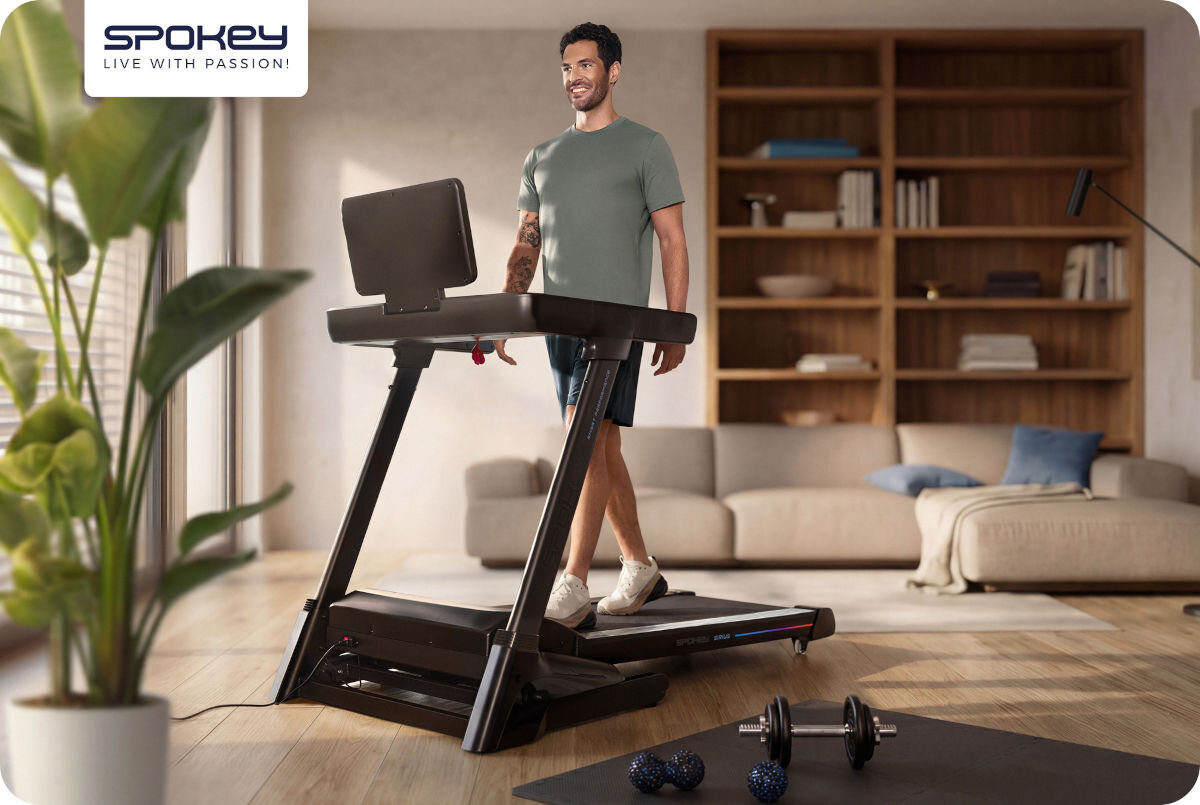 Bieżnia elektryczna SPOKEY Sirius 2610W 18km/h, ruch, wytrzymałość, motywacja, forma, Mężczyzna trenuje na bieżni pod biurkiem w pracy