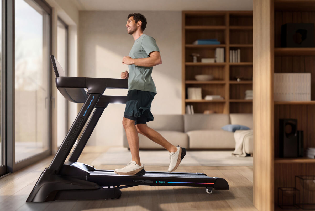 Bieżnia elektryczna SPOKEY Sirius 2610W 18km/h, moc, płynność, stabilność, cisza, Mężczyzna biega na bieżni Spokey HYPE w salonie