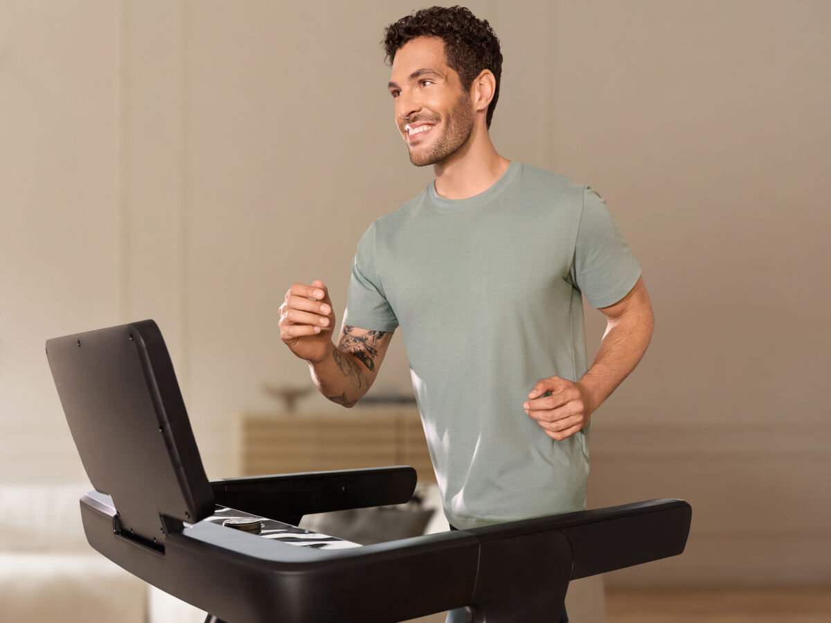 Bieżnia elektryczna SPOKEY Sirius 2610W 18km/h, przerwa, kontynuacja, praktyczność, wygoda, Mężczyzna biega na bieżni Spokey w domu