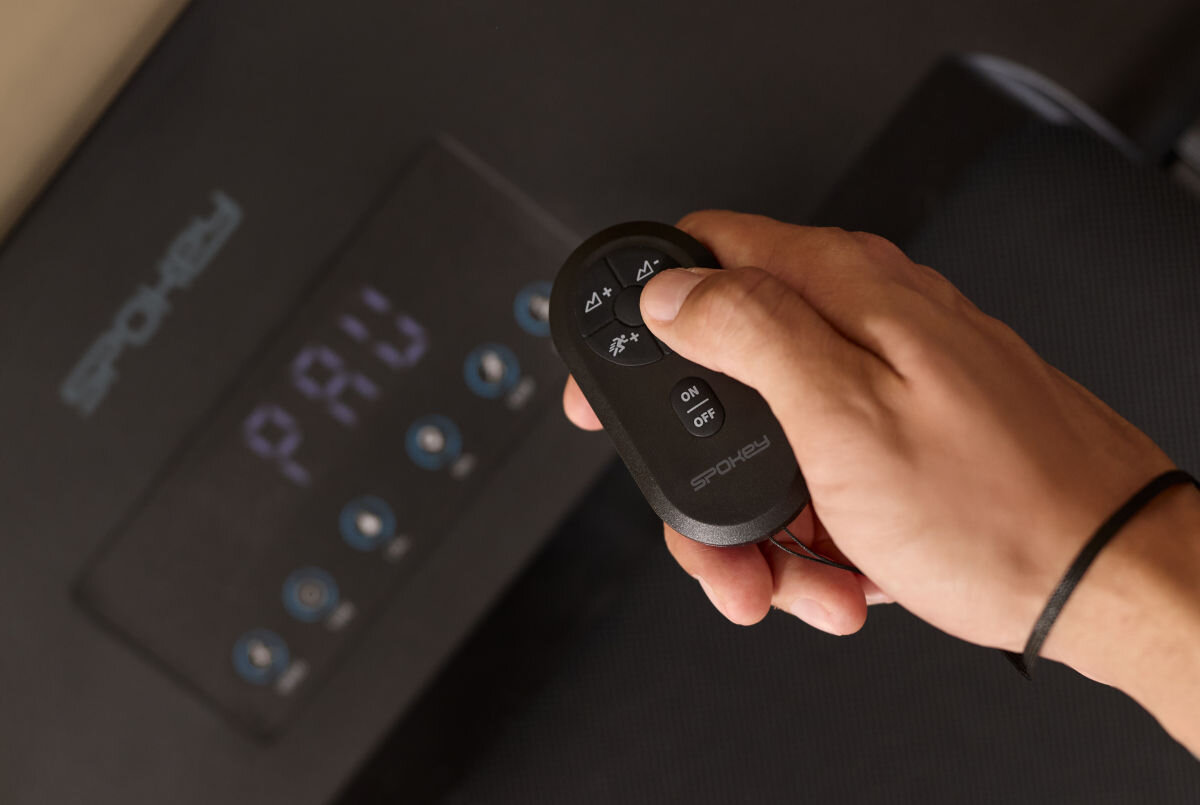 Bieżnia elektryczna SPOKEY Torus 946145 745.7W 6 km/h, kontrola, wygoda, płynność, technologia, Pilot zdalnego sterowania do bieżni Spokey WALK z przyciskami prędkości PAUZA.