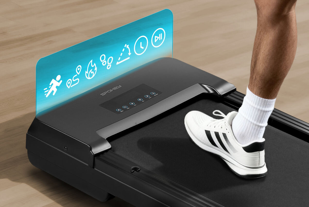 Bieżnia elektryczna SPOKEY Torus 946145 745.7W 6 km/h, pomiar, dane, przejrzystość, motywacja, Mężczyzna na bieżni Spokey WALK z hologramem funkcji prędkości i nachylenia.
