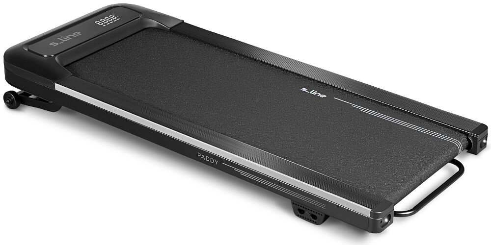 Bieżnia elektryczna S_LINE Paddy 920W 6 km/h Czarna, płaska bieżnia S-Line Paddy widoczna z lekkiego kąta, z wyświetlaczem LED w górnej części i metalowymi detalami po bokach, ustawiona na jasnym tle.