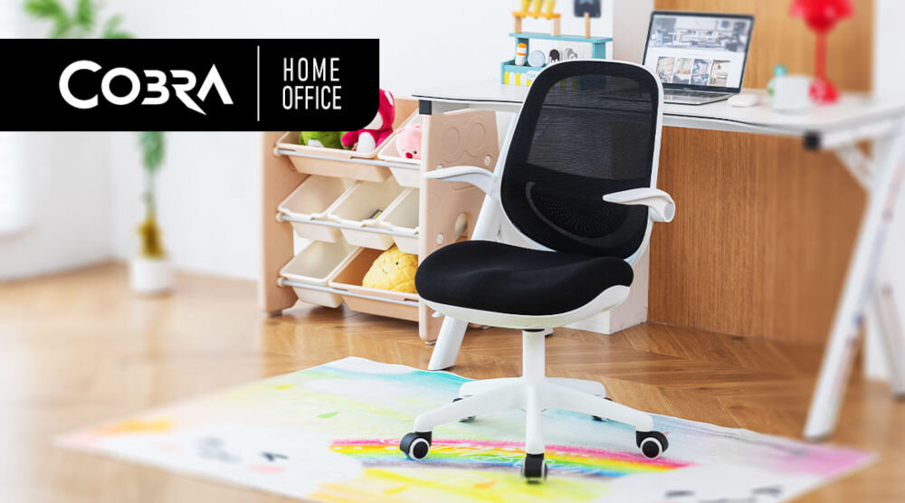 Fotel COBRA King Junior HF100BK Czarny prezentacja fotela tyłem do biurka w pokoju dziecięcym na kolorowym dywanie napis z marką