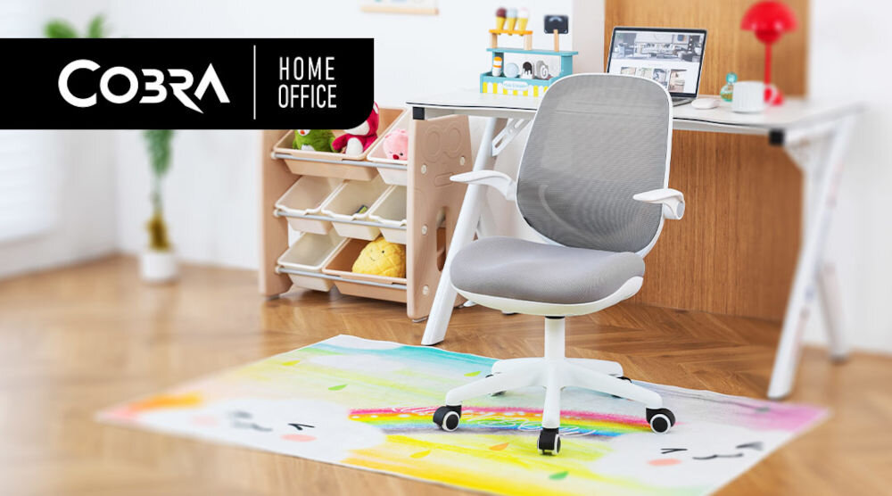 Fotel COBRA King Junior HF102GY Szary prezentacja fotela tyłem do biurka w pokoju dziecięcym na kolorowym dywanie napis z marką