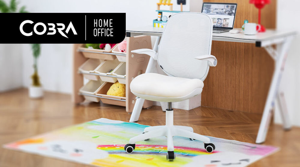 Fotel COBRA King Junior HF101WH Biały prezentacja fotela tyłem do biurka w pokoju dziecięcym na kolorowym dywanie napis z marką