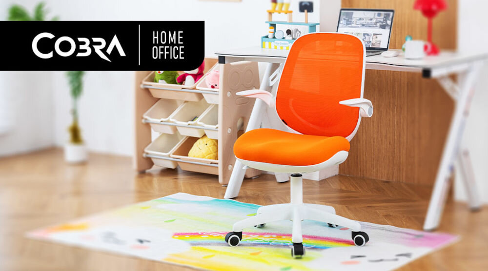 Fotel COBRA King Junior HF103OR Pomarańczowy prezentacja fotela tyłem do biurka w pokoju dziecięcym na kolorowym dywanie napis z marką
