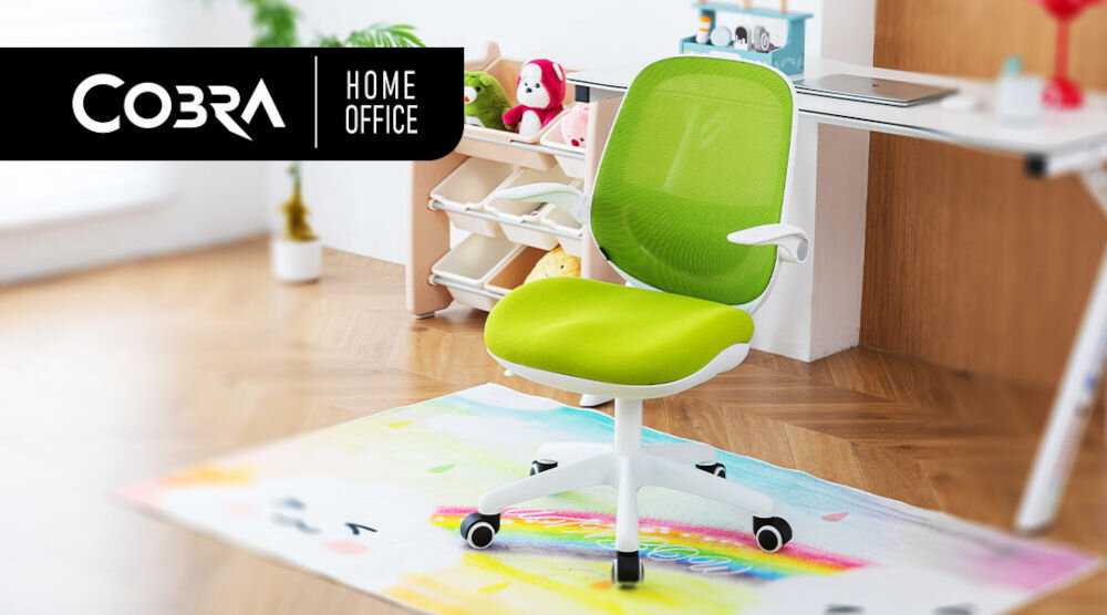 Fotel COBRA King Junior HF104GN Zielony prezentacja fotela tyłem do biurka w pokoju dziecięcym na kolorowym dywanie napis z marką