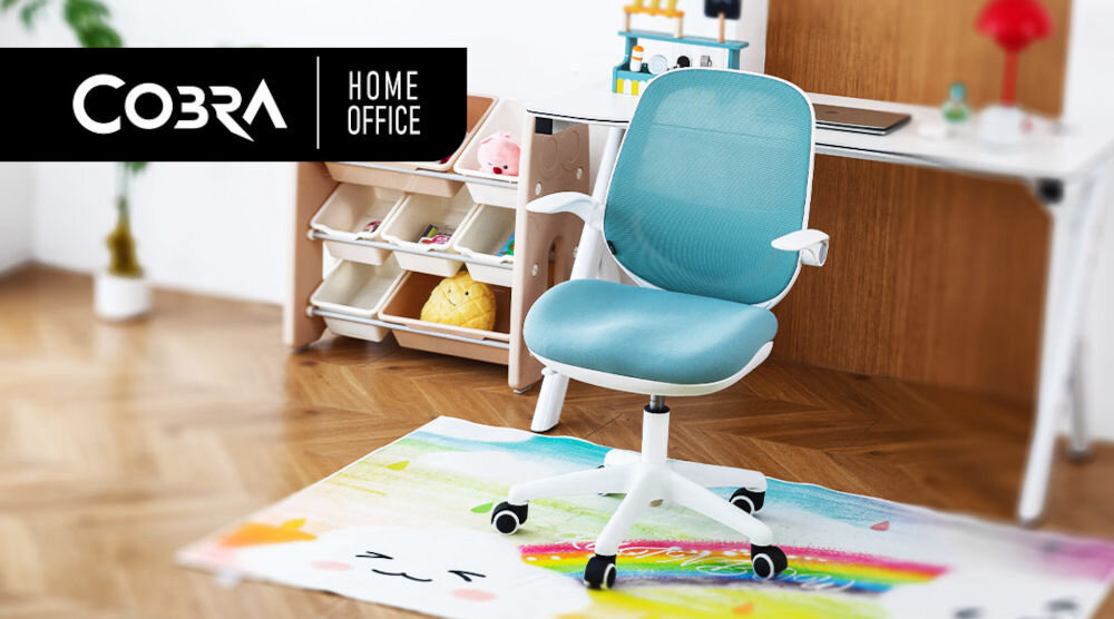 Fotel COBRA King Junior HF105LBL Jasno-niebieski prezentacja fotela tyłem do biurka w pokoju dziecięcym na kolorowym dywanie napis z marką